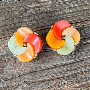 Lisner signed vintage 1950’s Moon Glow floral
Round lucite clip earrings